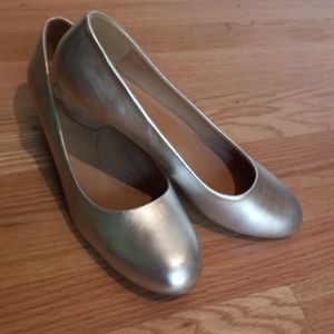 Journee Collection Comfort Sarr Silver Heels. Size 11. Lightly worn.